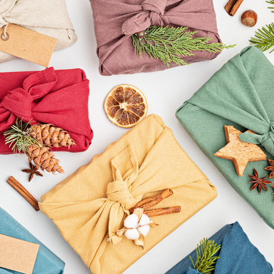 Furoshiki: Cómo y por qué envolver tus regalos de Navidad de manera sostenible