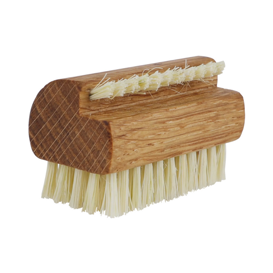 Cepillo de uñas con fila de cerdas dispuestas en ángulo