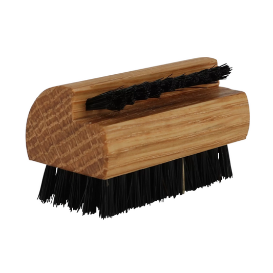 Cepillo de uñas con fila de cerdas dispuestas en ángulo