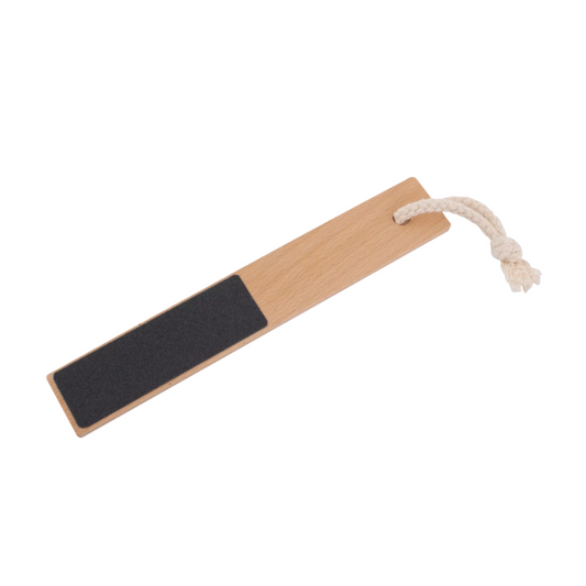 Lima para pies, papel de lija sobre madera